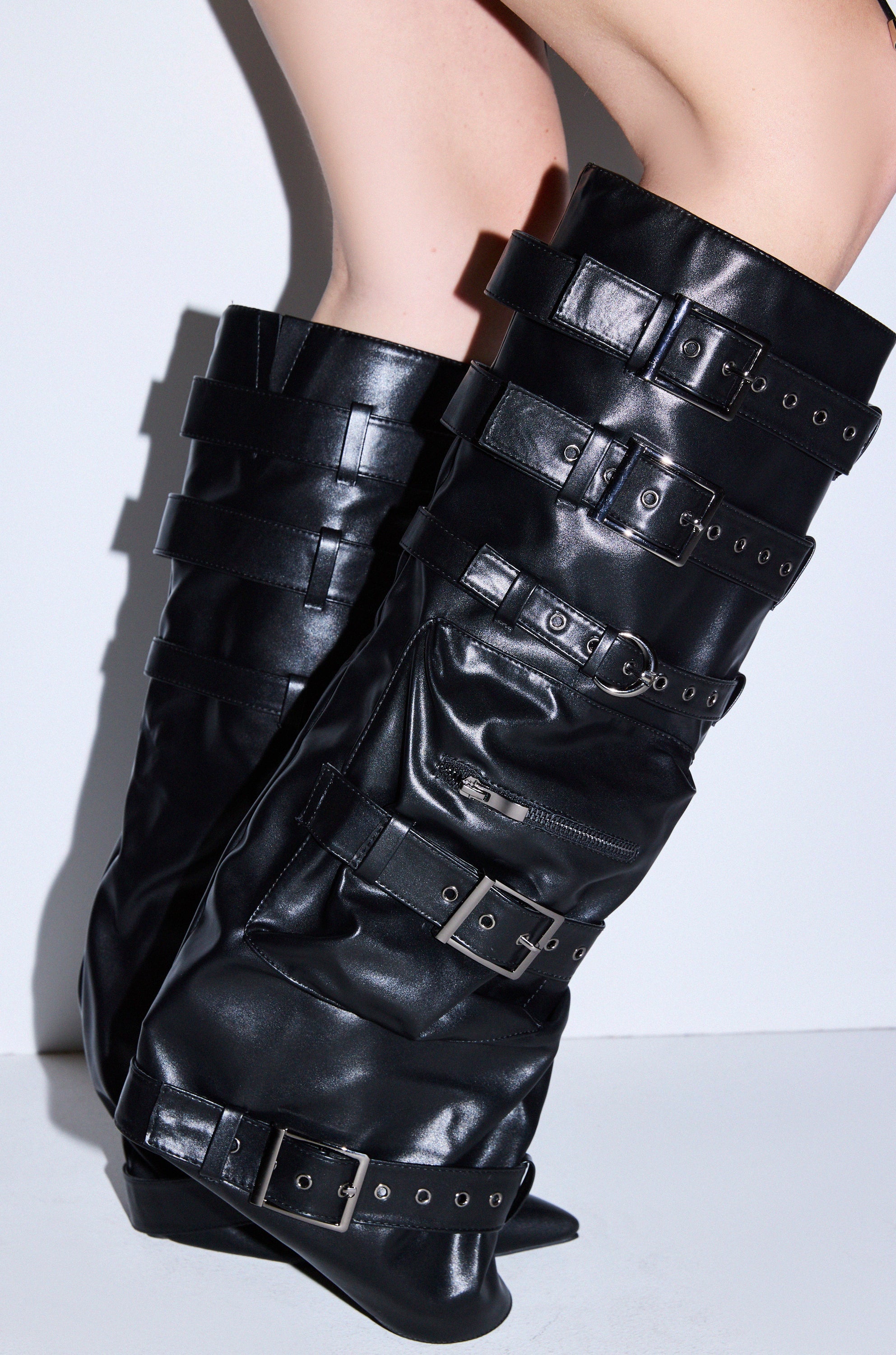 AZALEA WANG NEMIANA BLACK BELT AND BUCKLES DETAIL BOOT