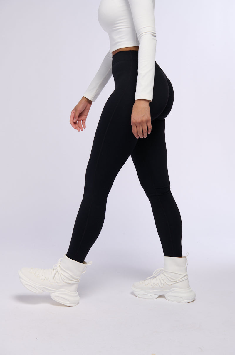 ON THE RUN RUCHED LEGGING IN BLACK
